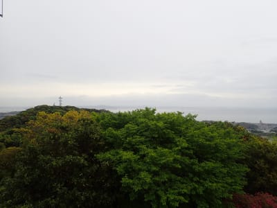 武山の展望台より房総半島の富山、鋸山が見えました。