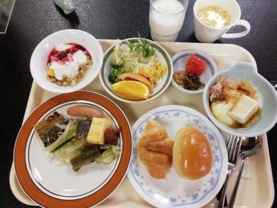 「朝食バイキング」ホテルの食事と朝の風景   ①ー３ （北海道5つの遊覧遊覧巡りツアー１～２日目 ）  2023年９月26～27日   