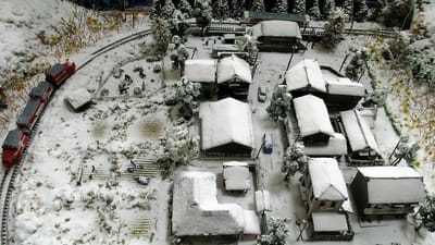 雪の農村風景（ジオラマの世界）
