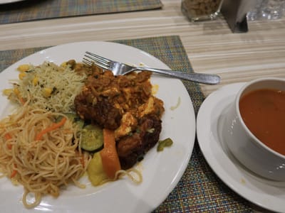 晩飯　フライは魚料理　パニールのカレー　ご飯はビリヤニ　麺はヌードル　キュウリ、ニンジンを茹でたもの、ベジスープ今回はそんなに辛くない