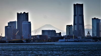 　　　🚢　横浜港、海上から見る、" 霊峰 富士"　🗻