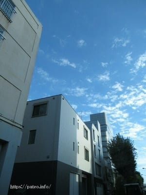 青い空と建築写真