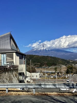 青い空とちょっとだけ富士山！