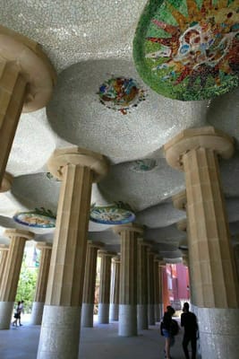 バルセロナ散歩　グエル公園8　吹き抜けのモザイク・タイル天井