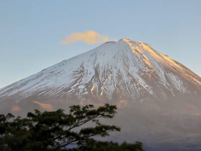 晩秋の夕日に輝く富士山
