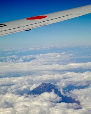 富士山の上を飛んで・・・