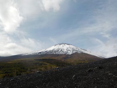 小富士目指し登っているときに雲が取れてきた富士山。長いステイホームでこんなまじかで富士山見たの今年初めて。
