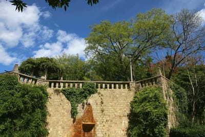 バルセロナ散歩　モンジュウィクの丘の下り坂の公園Jardins de Laribalの泉