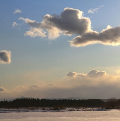初冬の雪景色5　雪原と雲の浮かぶ空