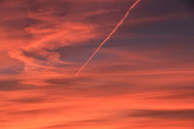夕焼け空に、尾を引く、飛行機雲