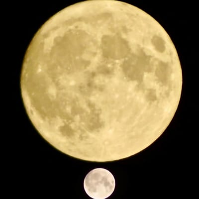コンデジとスマホで満月撮り比べ。