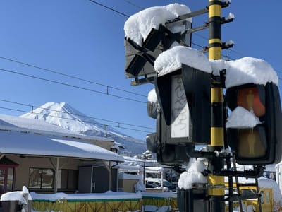 新雪の向こうの富士山