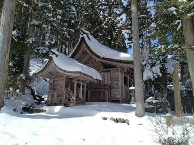 雪晴れの神社　②