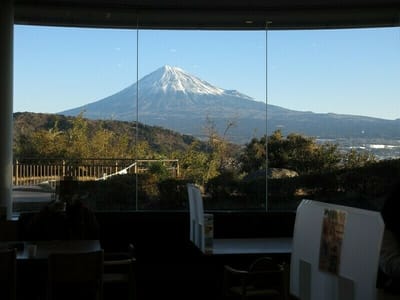 昨日の朝の東名　富士川だっけ　SAで朝ご飯　窓からの富士山が圧巻