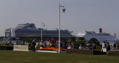 横浜市山下公園から見る大さん橋客船ターミナルの豪華客船　　Ocean Dream & Diamond Princess