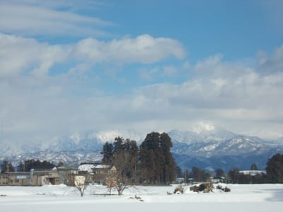立山と田舎風景雪景色