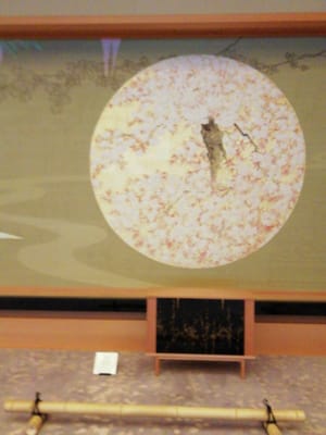 壁面装飾「麗花」の右端部分　　京都迎賓館⑤-4　 藤の間  (乗り物と緑が美しい寺社巡りツアー２日目)    2022年6月18日