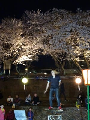 岡山、旭川堤での夜桜見物、パフォーマー