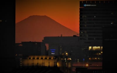 ☆大桟橋客船ターミナルより望む "富士山の夕景"