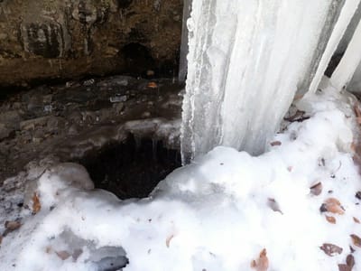 凍っている滝壺