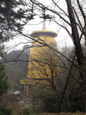 高尾山口から見えるみころも霊園の塔　全国の産業殉職者の霊廟　