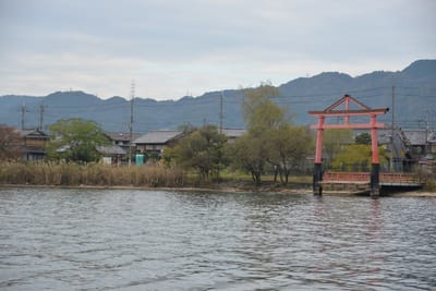 琵琶湖畔に立つ山王鳥居