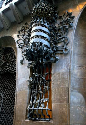 バルセロナ散歩　グエル邸の玄関装飾  