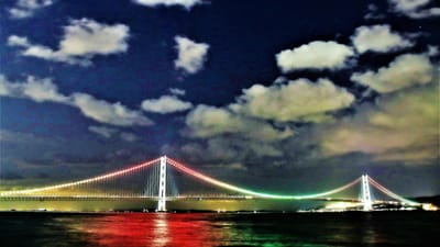 明石大橋の虹色のライトアップ