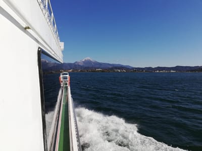 琵琶湖に浮かぶ竹生島