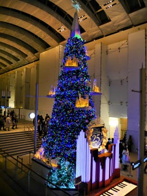 　 2022年 "クイーンズ スクエア 横浜" 「カナデル・クリスマス」光と音でクリスマスツリー演出