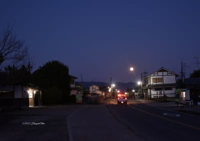 村灯りと満月