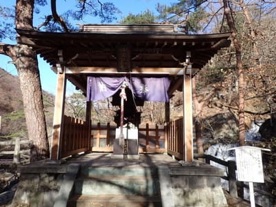 滝見台には五龍王神社があります。