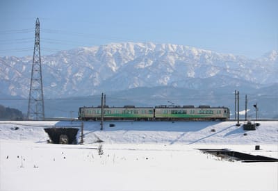富山の鉄道冬景色　僧ケ岳