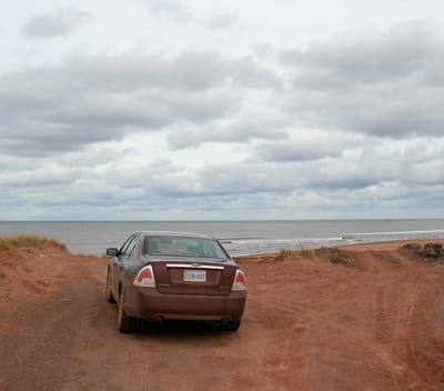 プリンス・エドワード島の島巡り、土の色と同じ色のレンタカー