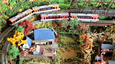 紅葉の中を走る叡山電車（ジオラマの世界）