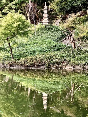 池に映る十三重の塔