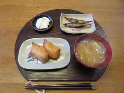 稲荷寿司と玉葱の味噌汁