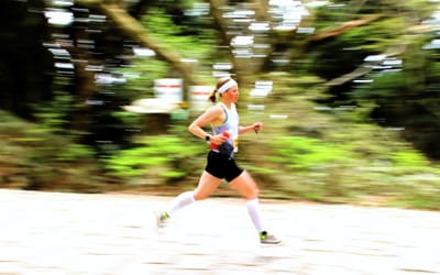 神戸トレイルで疾走する女子選手