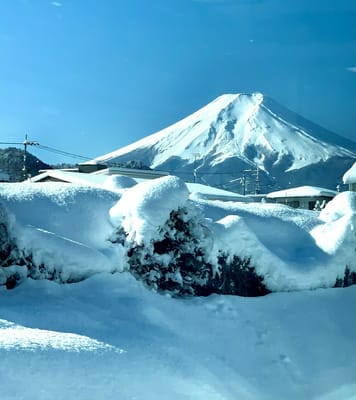 新雪の向こうの富士山