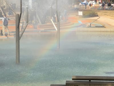 アンデルセン公園の噴水は七色