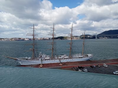 帆船海王丸を門司港レトロ館屋上から撮影