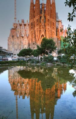 バルセロナ散歩　池に映るサグラダファミリア