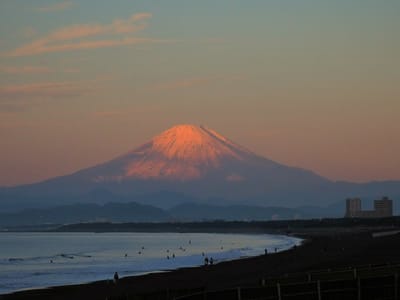 2022年12月10日の夜明けの富士山(鵠沼海岸)