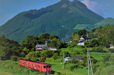 由布岳と赤い列車