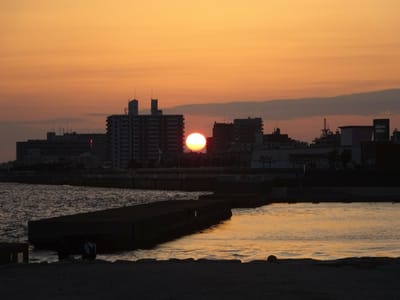 窮屈な夕陽＜大蔵海岸＞