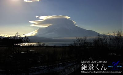 🗻 富士山に笠雲出現 ! 天気下り坂のサイン ; 午後は雨☔