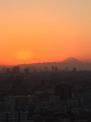 沈む夕陽にシルエット富士