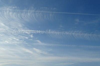 飛行機雲が肋骨巻雲へ…