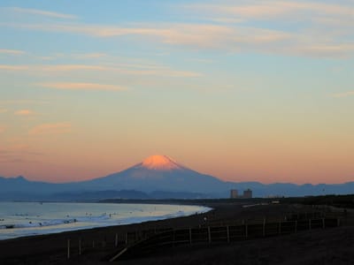 2022年12月10日の夜明けの富士山(鵠沼海岸)