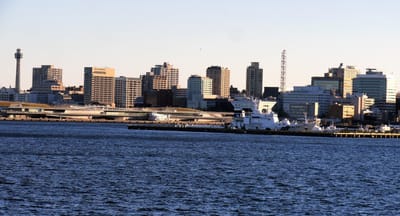 横浜港、海上から見る"横浜港大さん橋国際客船ターミナル"